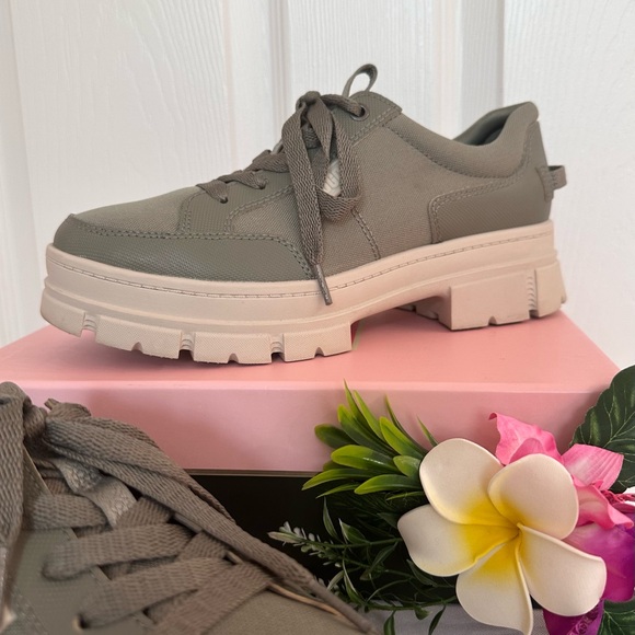 UGG ~ Ashton Hybrid Sneaker w/Chunky 2” Platform Heel in Green Canvas size 9 - Picture 5 of 9